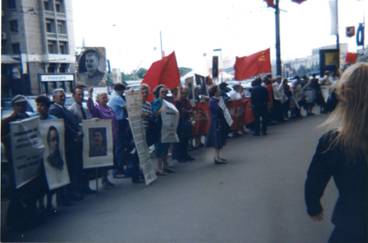 Фото колонны людей с плакатами, потретами коммунистических вождей и Советскими флагами