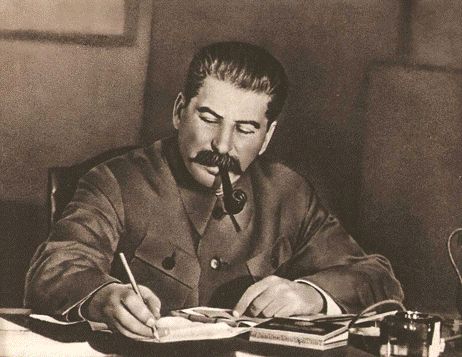 Фото: И.В.Сталин за работой