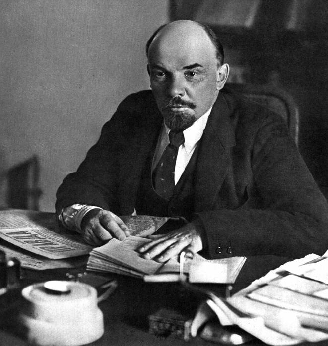 Фотопортрет: В.И.Ленин за рабочим столом