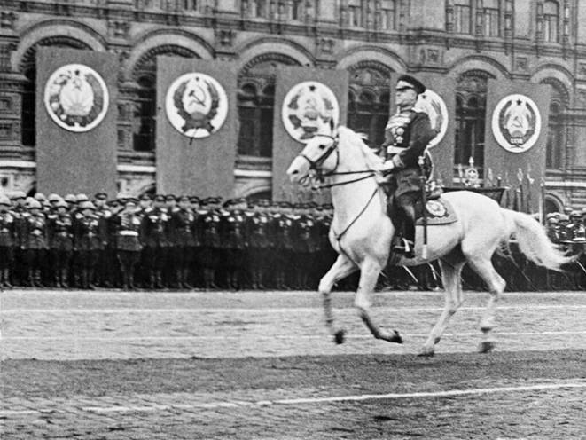 Фото: маршал Г.К.Жуков, скачущий на коне перед войсками на Параде Победы 1945г.